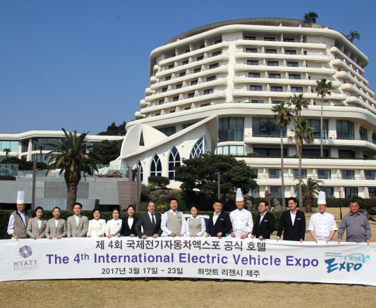 하얏트 리젠시 제주가 3월 17일부터 23일까지 열리는 '제4회 국제전기자동차엑스포'의 공식 호텔로 선정됐다고 2일 밝혔다. 이를 기념해 패트릭 베로브(Patrick Verove) 총지배인을 비롯한 호텔 임직원들이 모여 엑스포의 성공적인 개최를 응원하는 행사를 가졌다. 하얏트 리젠시 제주 제공